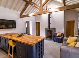Neat Cottage, seaside cosy converted barn for 4，位于波马利斯的酒店