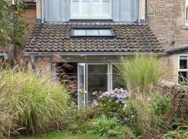 Charming 1700s Cottage in Bradford on Avon nr Bath，位于埃文河畔布拉德福的酒店