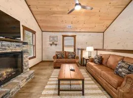 Luxury 3-BR Cabin Minutes from Parkway with Game Room and Hot Tub