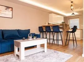 Detached 2 Bedroom House - 10 minute's walk to Town Centre - Free Parking, Fast Wifi and Smart TVs by Tejza Property