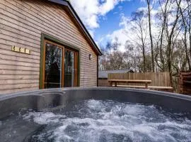 Ashenhurst, woodland lodge with hot tub for 4