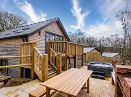 Derwent, woodland lodge with hot tub for 6，位于Oakamoor的带热水浴缸的酒店