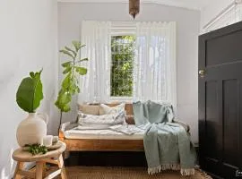 The Waratah House -Indoor Sauna & Outdoor Firepit and walking distance to Town center