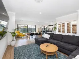 Family Friendly Close 2 Airport, Optus, Crown & City