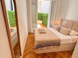 Luxury Central Condo with Private Terrace in Nice，位于尼斯的酒店