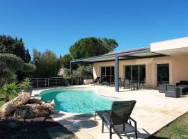 very pretty contemporary villa with pool located in Aureille in the alpilles, close to the center on foot. sleeps 4.，位于Aureille的酒店