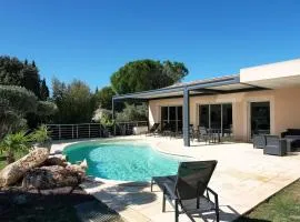 very pretty contemporary villa with pool located in Aureille in the alpilles, close to the center on foot. sleeps 4.