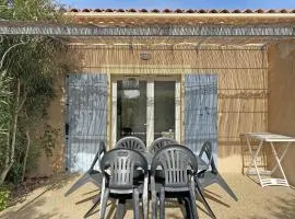 pleasant gîte, with collective heated swimming pool, in the heart of the alpilles in mouriès, 4/6 people.