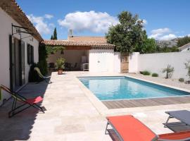 charming vacation rental with heated pool at the foot of the alpilles, in aureille, close to the center of the village on foot, sleeps 6/8 people in provence.，位于Aureille的酒店