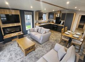 Hot Tub Lodge Cornwall，位于圣奥斯特尔的酒店