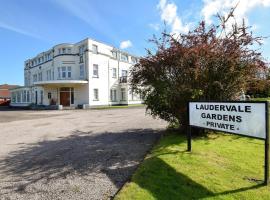 Laudervale Penthouse Loch Lomond，位于巴洛赫的酒店