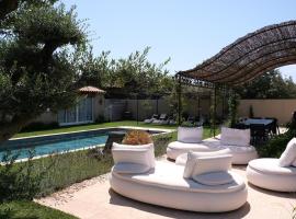 charming villa with heated pool, 14 people, located in aureille, near les baux de provence, in the alpilles，位于Aureille的酒店