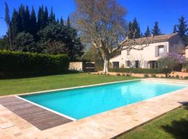 Provencal farmhouse, pool, pool house, countryside Plan d’Orgon, Provence - 8 people，位于普朗-多尔贡的酒店