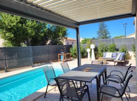 Pleasant detached villa with private swimming pool for 6 people in Lauris - Luberon.，位于洛里的酒店
