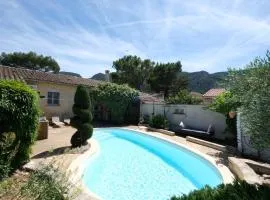 Air-conditioned house with heated pool, Luberon, in Maubec – 6 people