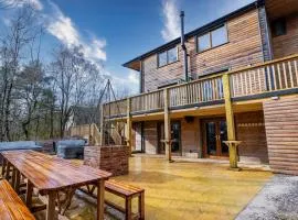 Beresford, woodland lodge, sauna, hot tubs & games for 18