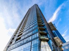 Spectacular Skyline Views - Downtown Montreal - Luxury Condo & Penthouse，位于蒙特利尔的酒店