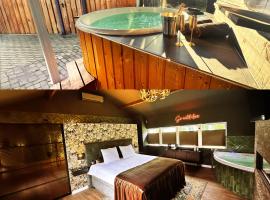 Wellness Tuin - Wellness suite met Jacuzzi ,Openhaard, Privé Hottub en Sauna in Jachthut stijl，位于霍斯特的山林小屋