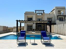 Modern Villa with Heated Pool and Lagoon View in Ancient Sands El Gouna，位于赫尔格达的酒店