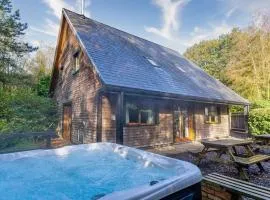 Norbury, woodland lodge with hot tub for 12