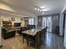 Chalet spacieux avec sauna, spa et baby-foot, proche stations de ski - FR-1-589-671