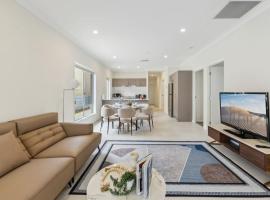 Tranquil 3B2B Home with Parking Backyard and 5Mins walk to Mall，位于斯普林菲尔德湖区的酒店