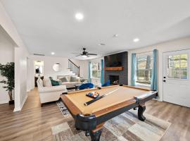 Houston Getaway Yard Bbq Game Room Sleep 16，位于休斯顿的酒店