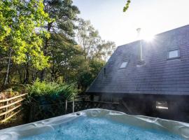 Dimmingsdale, woodland lodge with hot tub for 8，位于Oakamoor的带热水浴缸的酒店