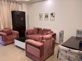 Ensquare Hotel - Aesthetic 2 Bedroom, 1 Living Room Apartments With Kitchen Near Top Location Laxman Jhula，位于瑞诗凯诗的酒店