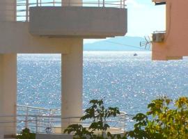 Saranda Beach near Corfu Ferry，位于萨兰达的住宿加早餐旅馆