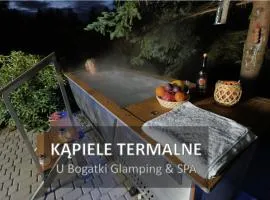 U Bogatki Glamping & SPA to klimatyczny, drewniany domek dla maksymalnie 7 osób z kąpielami i zabiegami termalnym SPA, położony, w lesie niedaleko Jeziora Rożnowskiego Gródek nad Dunajcem, idealny na relaks w otoczeniu natury