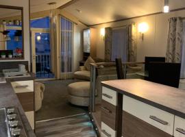 luxury 2 bed lodge sleeps up to 6, free parking, Wi-Fi, E3 Whitehouse leisure park towyn，位于Kinmel Bay的木屋