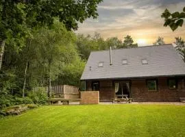 Wootton, woodland lodge with hot tub for 8