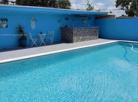 3 bedrooms 3-bathroom Pool house and jacuzzi en Hialeah，位于海里亚市的酒店