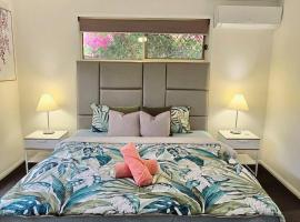 Relaxing Hamptons Style Home In Forest Lake，位于Doolandella的酒店