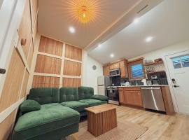Stylish 2 BR 1 BA Apartment - Steps to the Ocean - Hidden Gem，位于怀尔德伍德的公寓
