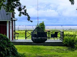 Privaatne talu otse mere &auml;&auml;res，位于Tahkuranna的带泳池的酒店