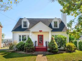 Charming Cape Cod Home in Heart of Charlottesville，位于夏洛茨维尔的酒店