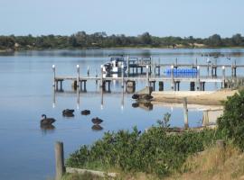 Lakes Entrance Waterfront Cottages with King Beds，位于莱克斯恩特伦斯的汽车旅馆