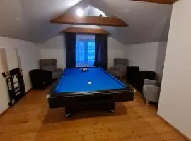 Sarahs Village Apartment - Billiard und Kamingeflüster