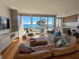 BEACHHOUSE BINALONG Luxury waterfront holiday house at Bay of Fires，位于比那隆湾的酒店