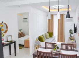 Cozy Crib Suite Condo with Balcony Pool & Gym，位于公主港的酒店