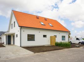 Brand new house waiting for you!，位于兰斯克鲁纳的酒店