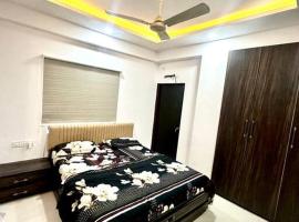 Cozy 2BHK with Balcony & Kitchen，位于那格浦尔的酒店