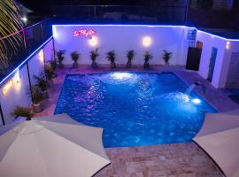 Villa Sol Taino, Hotel en Boca chica, 5 minutos del Aeropuerto Internacional las Américas，位于La Golondrina的酒店