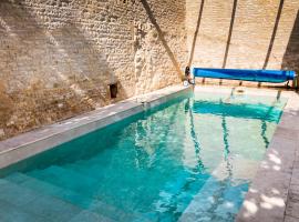 Rural 3 Bedroom Gite with Swimming Pool，位于Raix的酒店