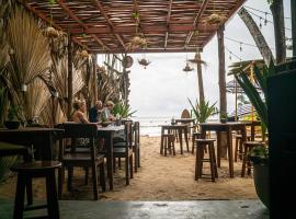 Surf by Sebu Beachfront，位于高尔的酒店