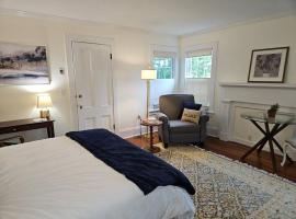 Heart Historic Ridgefield Studio WALK to town，位于里奇菲尔德的酒店