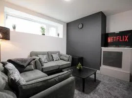 Bartlam Place, Sleeps 6, Central Oldham - By NMB Property
