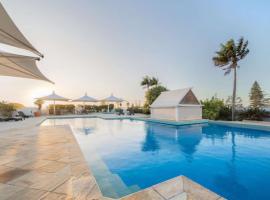 Panoramic oceanview room at the Oaks waterfront resort，位于安特兰斯的酒店